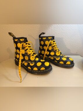 Dr. Martens *Limited Edition* 1460 SMILEY Leather Lace-up Boots 8L/7M